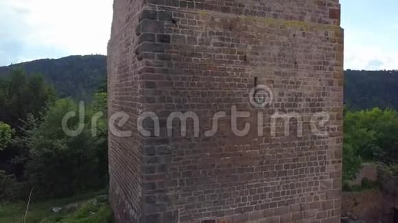 阿尔萨斯科尔马附近三座城堡的废墟空中无人机视野视频的预览图
