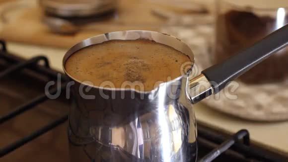早上咖啡特写为顾客准备的黑麦咖啡饮料视频的预览图