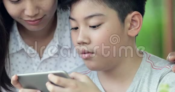 幸福家庭母子一起玩手机游戏视频的预览图