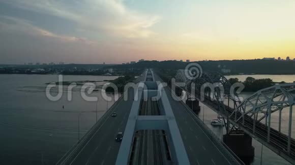 空中镜头日落时分飞越基辅大桥视频的预览图