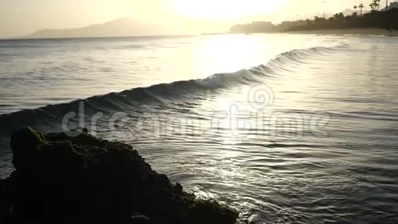 在特内里费日落时沙滩上的海浪慢动作视频的预览图