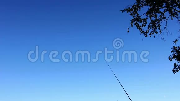 蓝天背景下的钓鱼竿视频的预览图