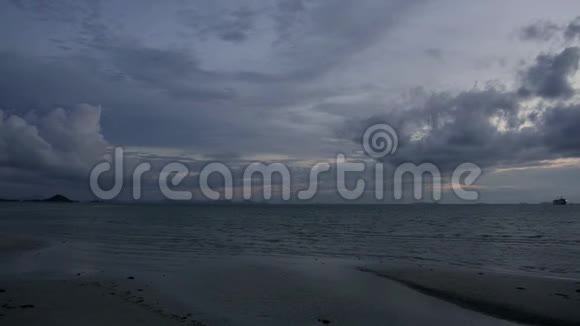 傍晚在萨梅岛的海滩风光视频的预览图