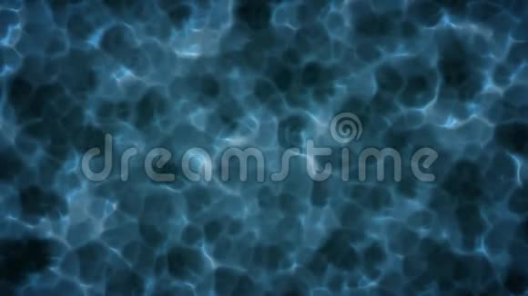 池中透明的蓝色水面上的涟漪背景动画与光反射关门视频的预览图