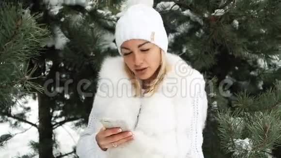 美女听音乐耳机冬季景观视频的预览图