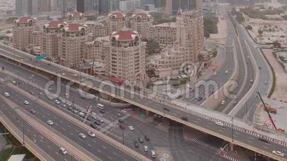 早上在迪拜市区的高速公路立交桥鸟瞰图视频的预览图