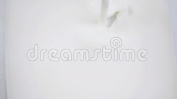 在白色背景上分离出的倒奶水视频的预览图
