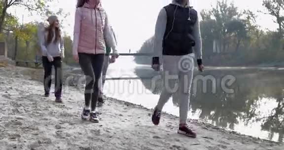 青少年团体漫步乡村两对情侣户外近江岸朋友说晨秋公园视频的预览图