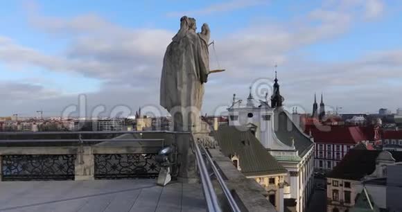 屋顶上的雕像视频的预览图