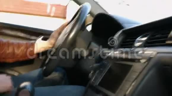 汽车轮子后面的司机视频的预览图
