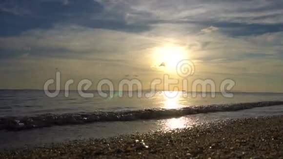 日落时有波浪的海边慢动作视频的预览图