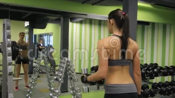 成年混合种族妇女在健身房锻炼体重视频的预览图