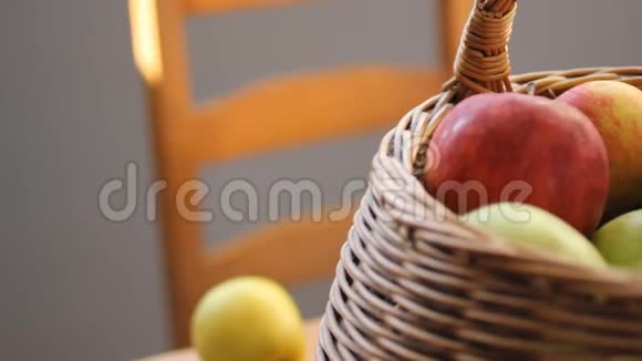 全景拍摄多汁的红苹果雪伦成熟的苹果躺在编织的檐口里灰色背景自然的视频的预览图