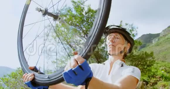 乡村自行车修理高级自行车视频的预览图