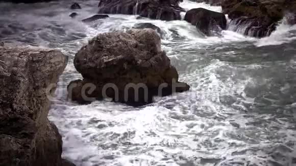 黑海上的风暴海浪冲击着海岸悬崖视频的预览图
