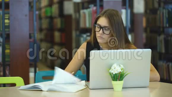 一个女学生在图书馆工作视频的预览图