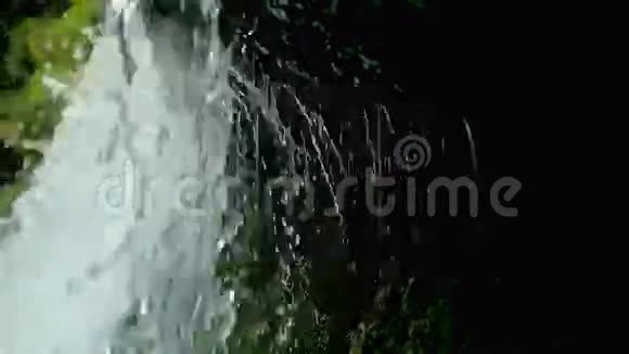 瀑布下的景色溅落在山林中的石头上视频的预览图
