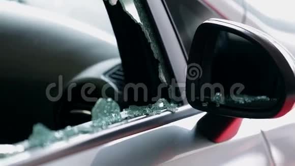 玻璃碎片留在一辆破车的侧窗框里视频的预览图