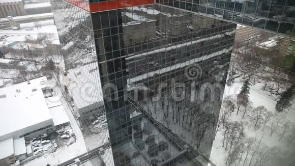 摩天大楼的全景和倒影视频的预览图