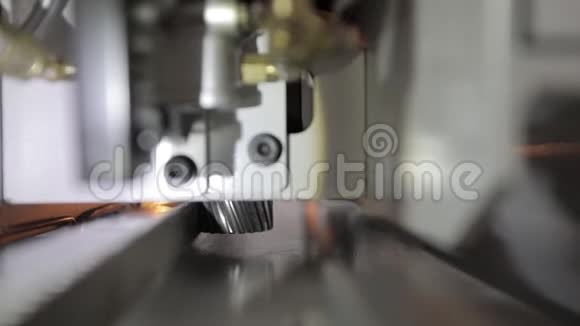 现代工业工厂机器现代机器技术机构的工作齿轮运动视频的预览图