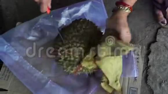 越南西贡市一名切割榴莲的妇女视频的预览图