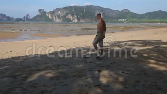 老人沿着唾沫向海滩走去视频的预览图