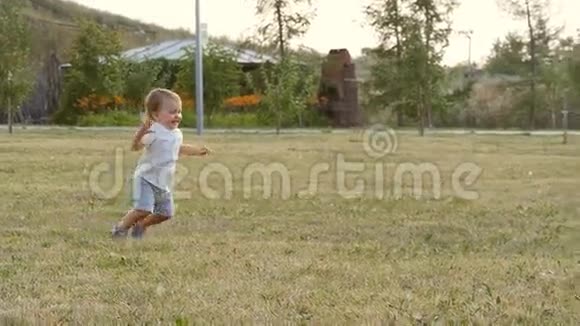 年轻快乐的小男孩微笑着问候公园里的人视频的预览图