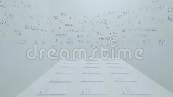 白色办公室和白色桌子上墙壁上化学元素的彩色配方白色的化学配方视频的预览图