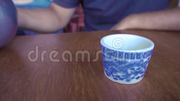 将绿茶倒入中式杯视频的预览图