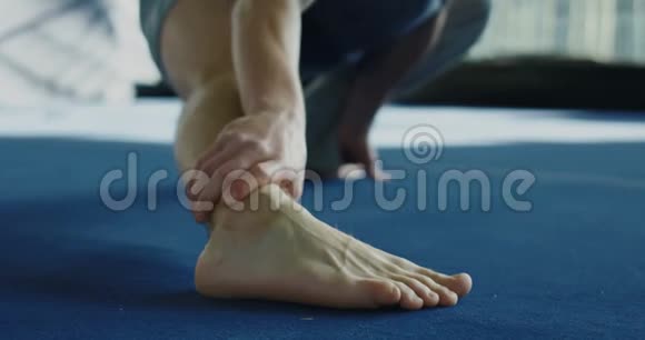 运动员在健身房伸展身体视频的预览图