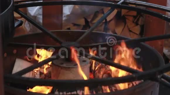 燃烧在燃烧的木材特写视频的预览图