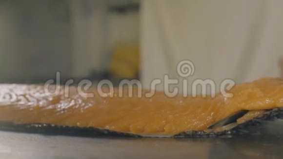 厨师用刀在鱼片上切三文鱼动作慢视频的预览图