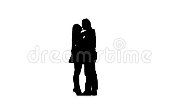 男人和女孩在接吻剪影白色背景慢动作视频的预览图