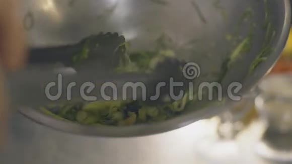 厨师准备海藻沙拉和海鲜慢动作视频的预览图