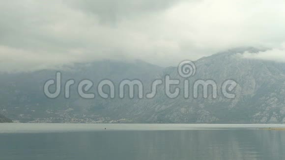 神奇的风景如画的群山环湖视频的预览图