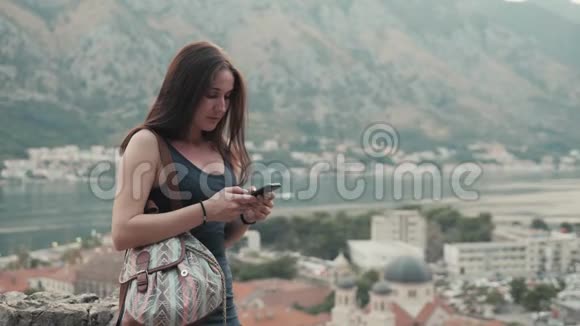 户外生活方式使用智能手机背包旅行时尚休闲服装日落视频的预览图