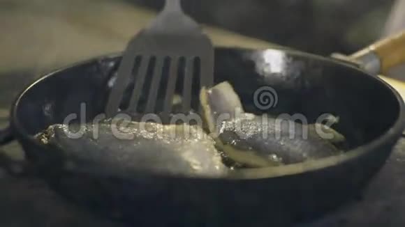 厨师在厨房里煎鱼慢动作视频的预览图
