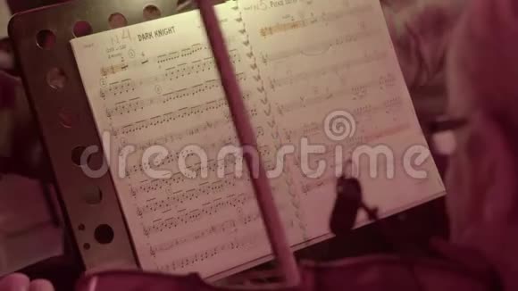 在管弦乐队演奏期间舞台上放片音乐特写镜头视频的预览图