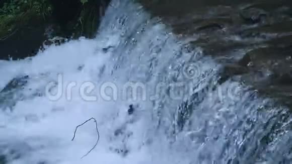 快速流淌的山河视频的预览图