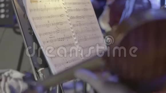 在管弦乐队演奏期间舞台上放片音乐特写镜头视频的预览图