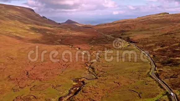 从斯塔凡飞过奎林山顶上的山口公路到苏格兰的乌格岛视频的预览图