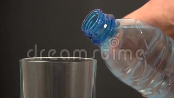把水从瓶子里倒入玻璃里视频的预览图