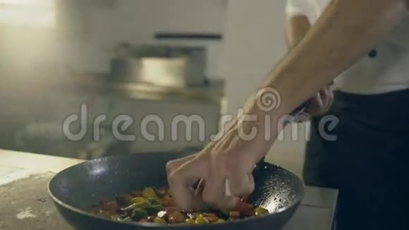厨师在餐厅厨房做蔬菜关门视频的预览图