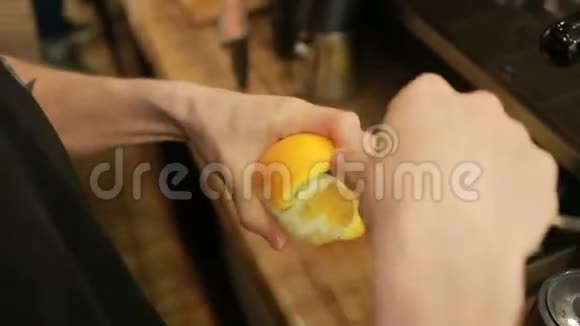 榨汁机新鲜橙汁咖啡师从新鲜橙子里榨出果汁视频的预览图