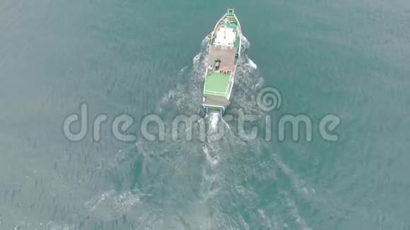白色的小船在蔚蓝的大海里航行空中射击视频的预览图