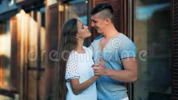 年轻一对相爱的情侣拥抱在城里的老地方视频的预览图