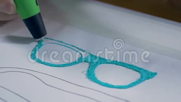 3D笔用塑料做真正的眼镜工作中创新生产技术视频的预览图