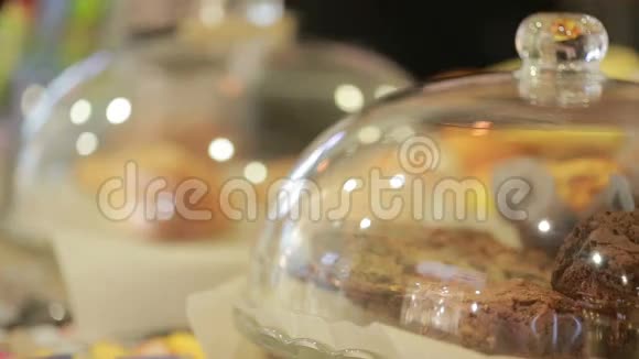 咖啡厅橱窗里的玻璃罐子里的牛角面包和燕麦饼干视频的预览图