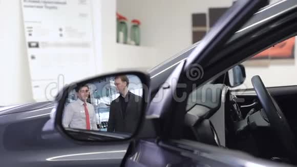 汽车经销商形象与客户准备试驾视频的预览图