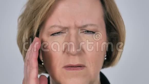 合上老妇人的脸表示头痛压力视频的预览图